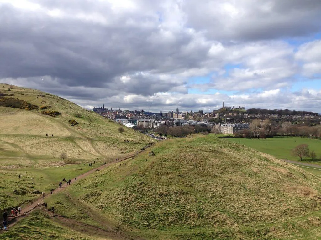 track up arthurs seat edinburgh holyrood park