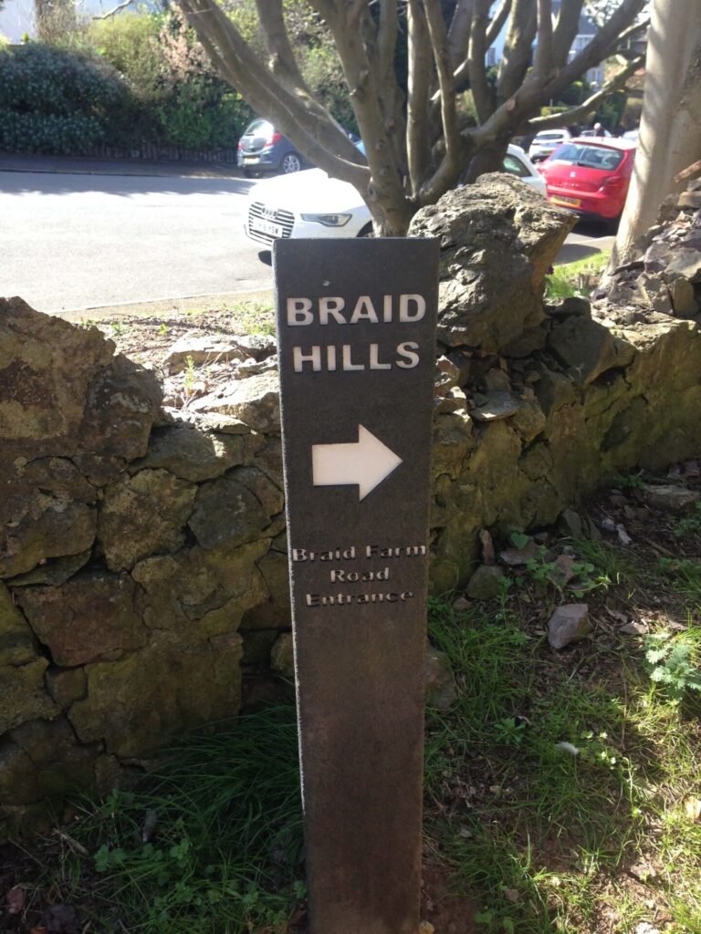 braid hills trail sign waymarker