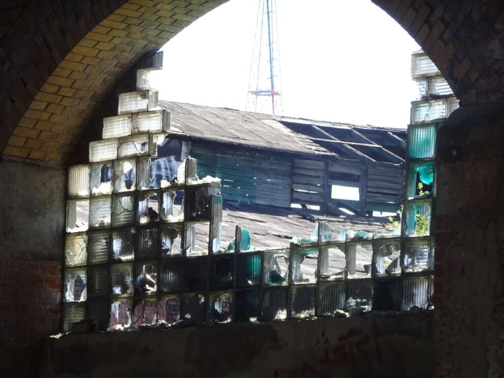 broken window blocks in archway