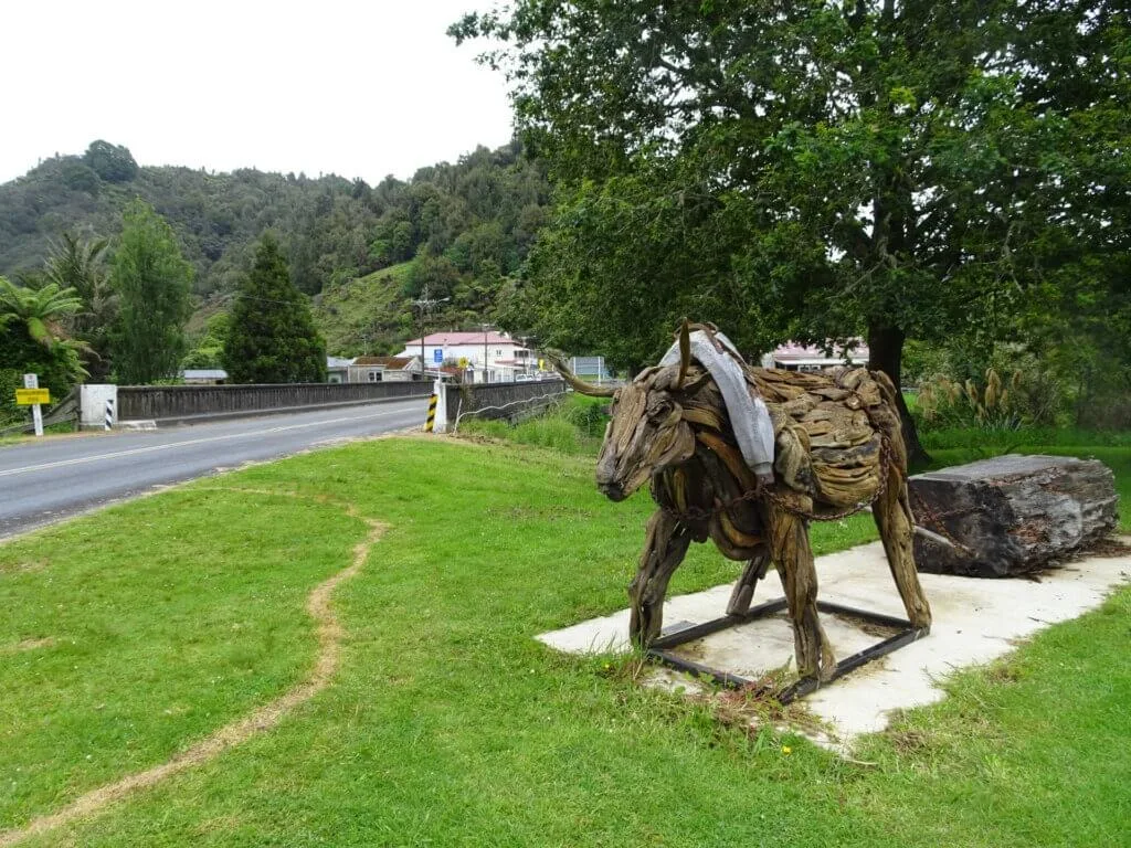 wooden sculpture in whangamomona new zealand