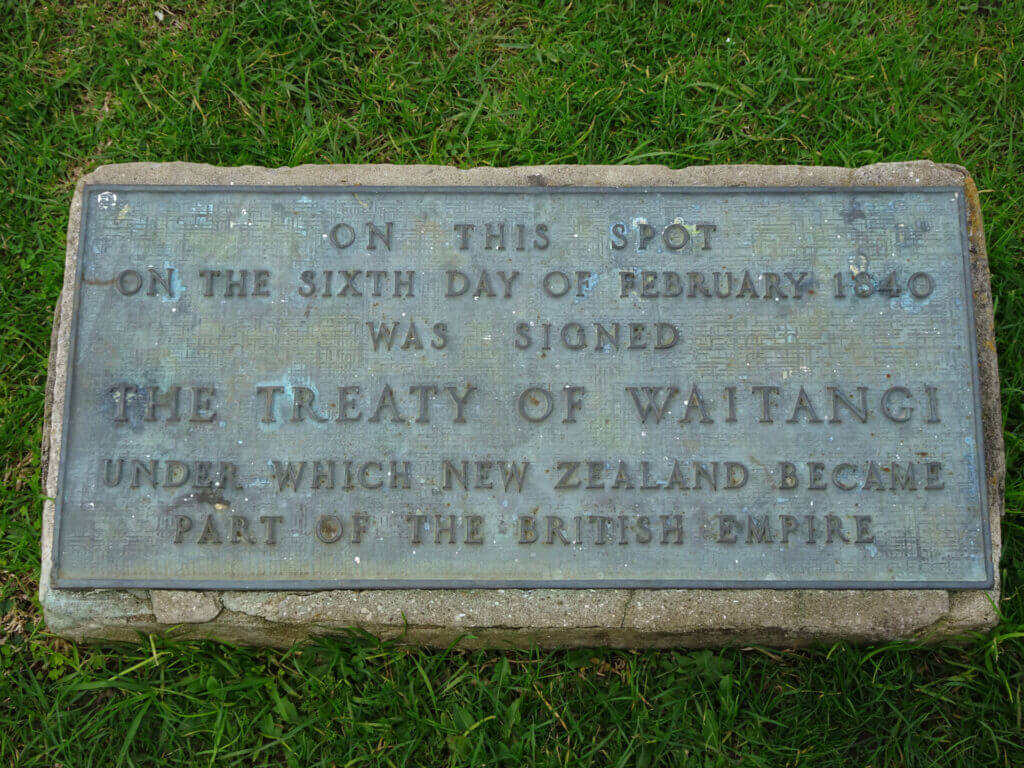 plaque at the waitangi treaty grounds to mark the location at which the treaty was signed