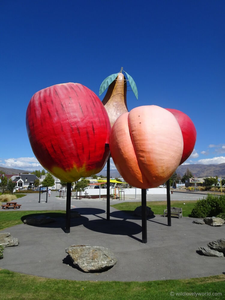 cromwell giant fruit sculptures - big things south island