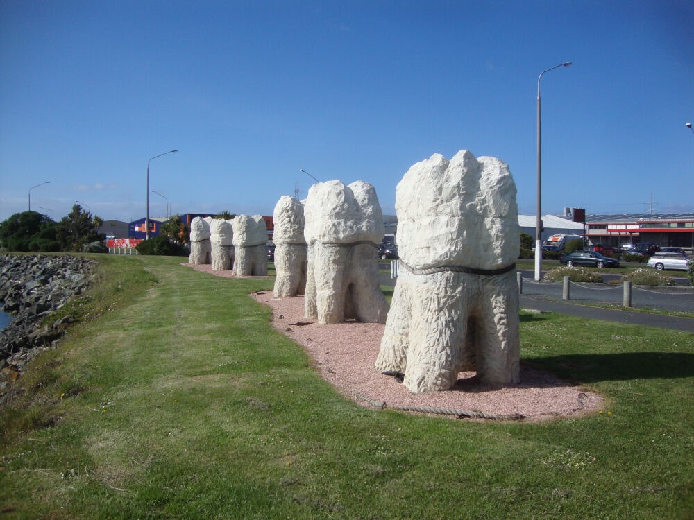 harbour mouth molars sculpture by regan gentry in dunedin - big things south island