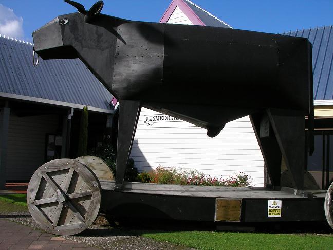 bulls giant bull sculpture north island new zealand - big things new zealand