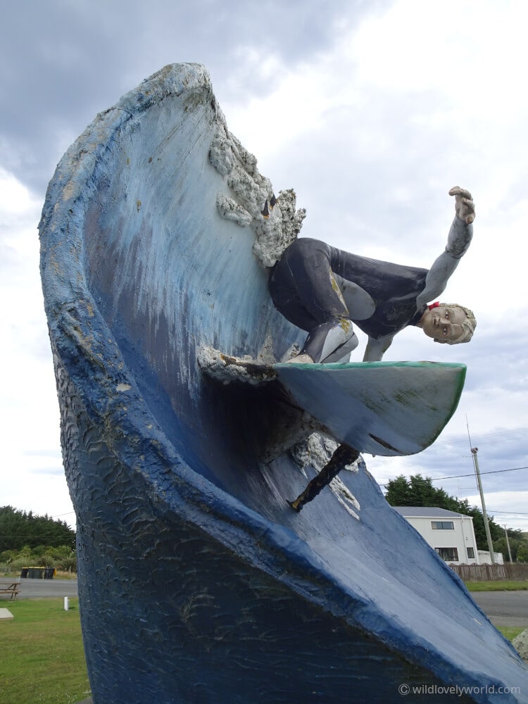 colac bay giant surfer statue in south island new zealand