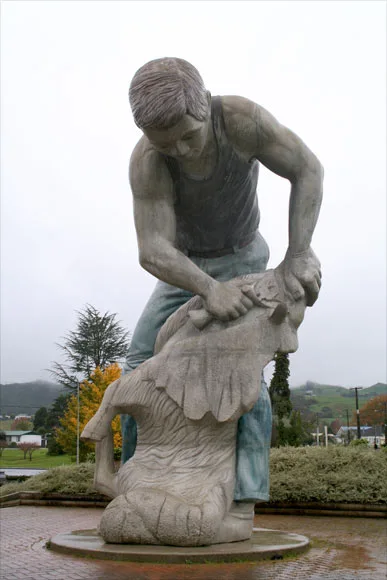te kuiti giant sheep shearer sculpture - big things north island new zealand