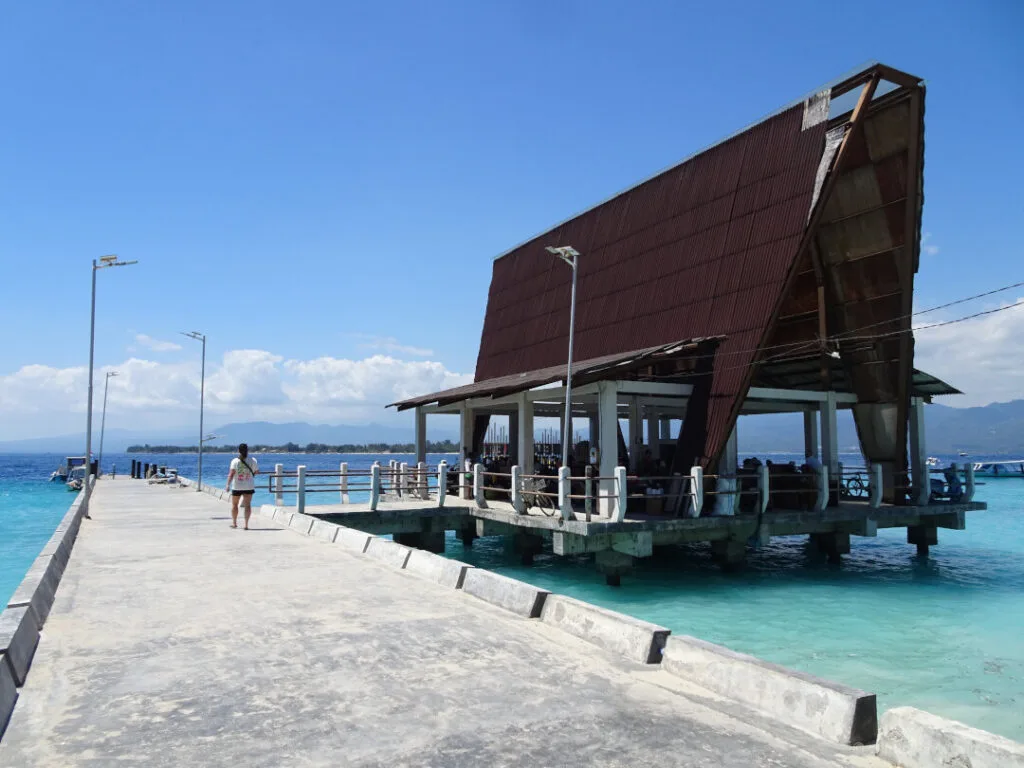 gili meno harbour building and pier